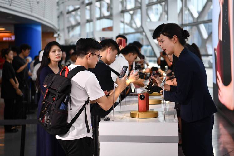 华为携全球首款商用三折叠亮相MWC 2025