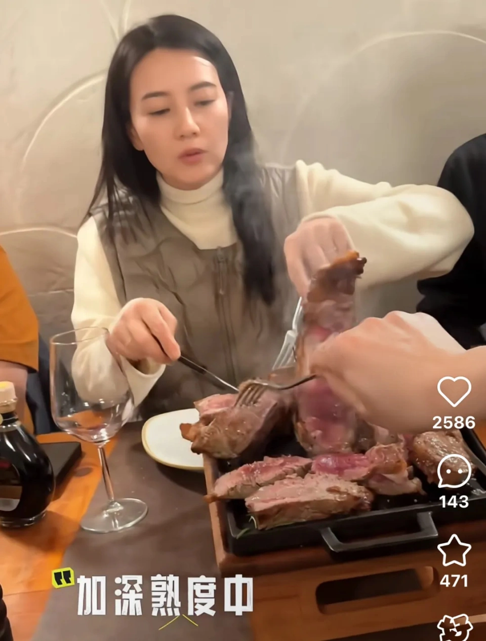45岁的高圆圆在国外街头啃甜甜圈，享受甜品不控糖，松弛感十足
