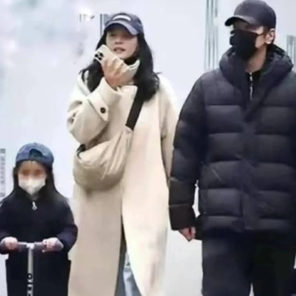 45岁的高圆圆在国外街头啃甜甜圈，享受甜品不控糖，松弛感十足