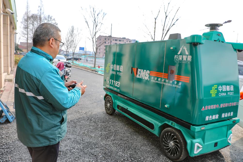 科技感满满！上海首批邮政无人投递车“上岗”