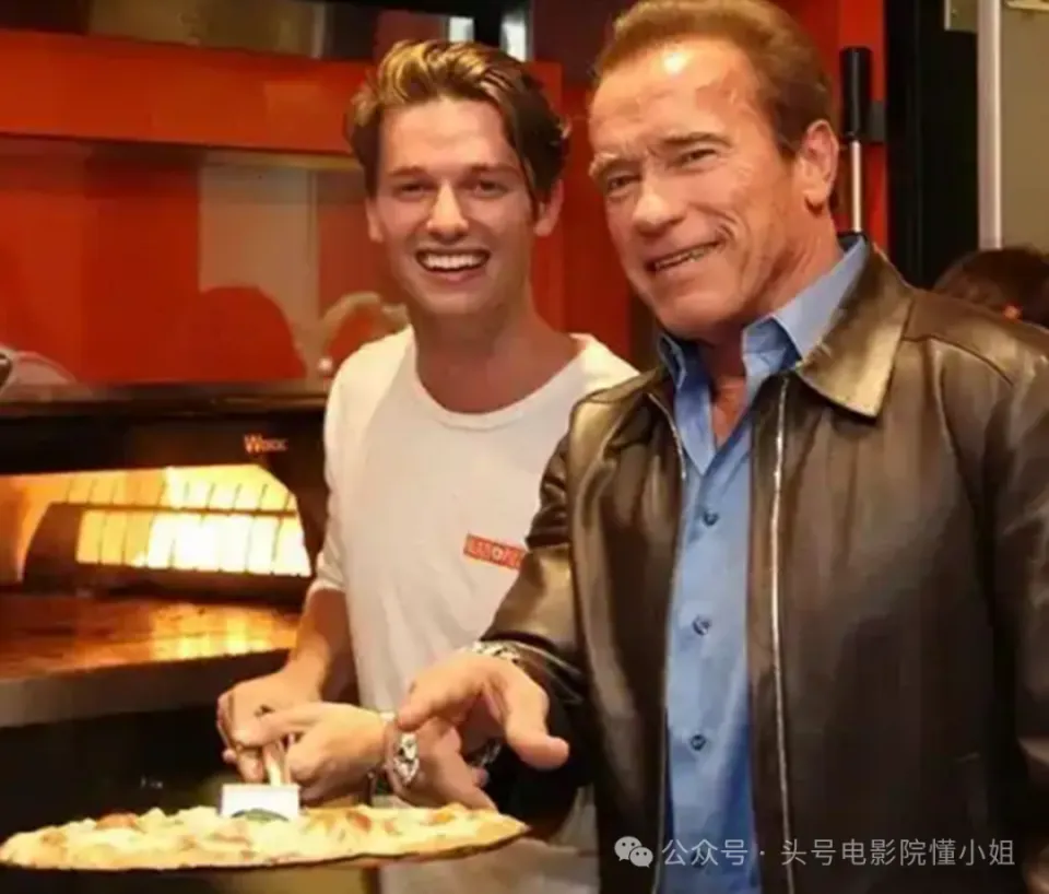 施瓦辛格大儿子拍戏，帅得不像他！和保姆的私生子，连肌肉都一样