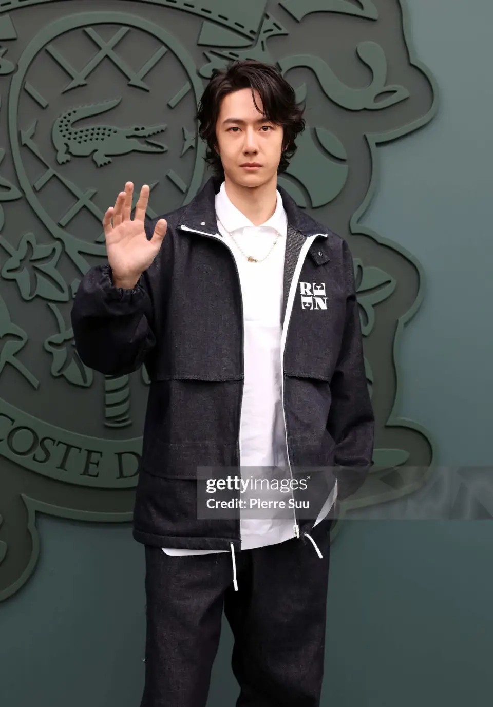 又一个顶流露了原形，离开了滤镜和修图，王一博满屏都是尴尬
