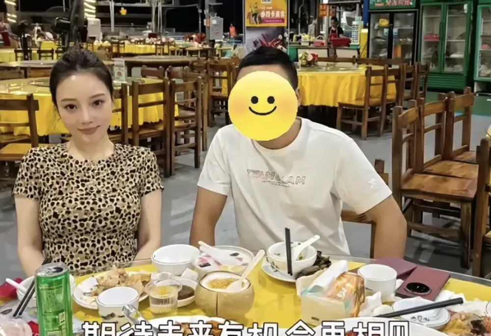 43岁李小璐状态：穿豹纹去三亚聚餐，巴掌小脸看着像23岁小姑娘