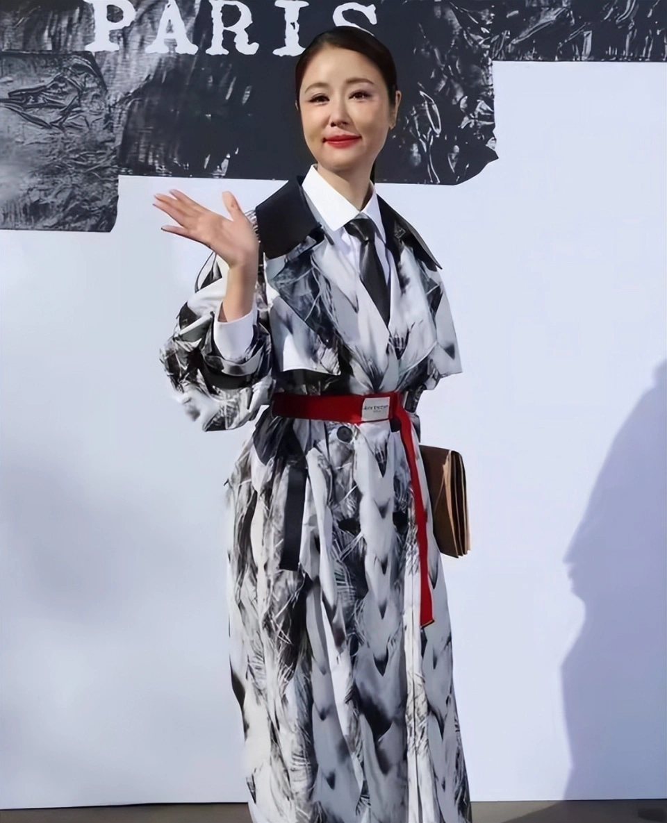 49岁林心如对比50岁林志玲，骨相老去和皮相老去的差距一目了然