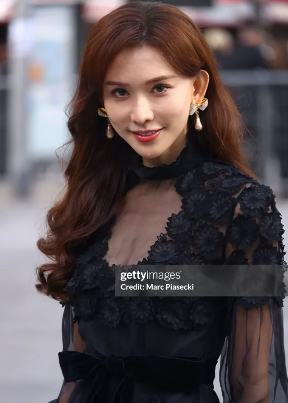 49岁林心如对比50岁林志玲，骨相老去和皮相老去的差距一目了然