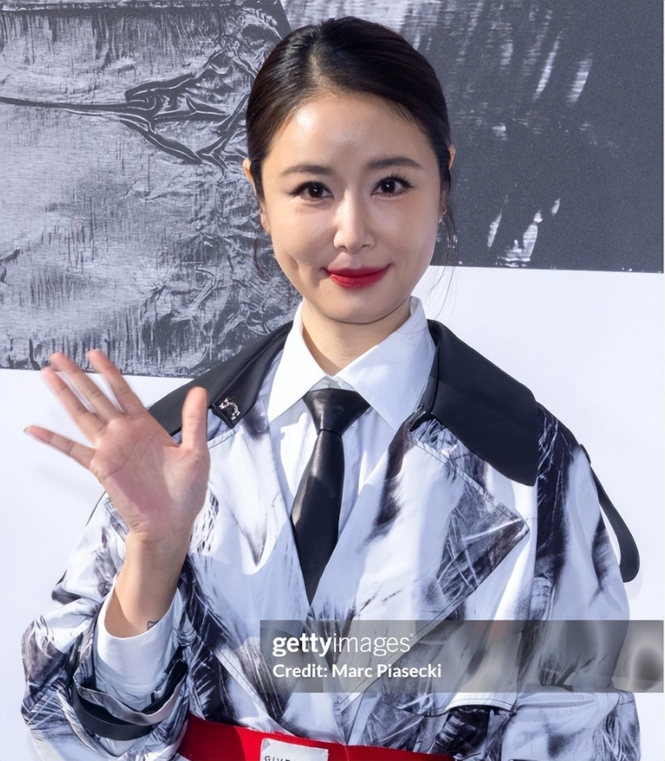 49岁林心如对比50岁林志玲，骨相老去和皮相老去的差距一目了然