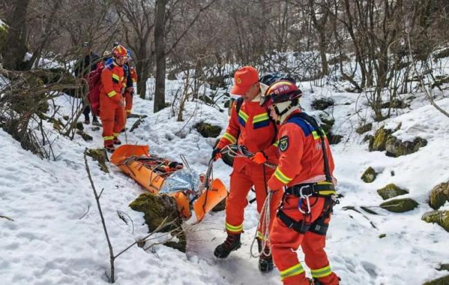 大学生坠崖地空接力救援 惊心动魄的生死营救