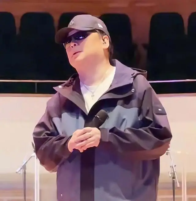 香港知名男星复出开演唱会，身材发胖到不敢认，说错话被封杀多年