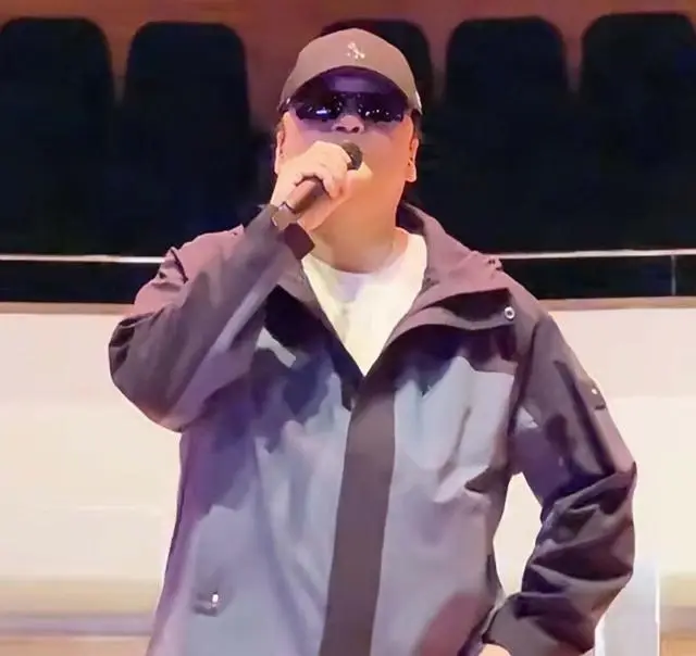 香港知名男星复出开演唱会，身材发胖到不敢认，说错话被封杀多年