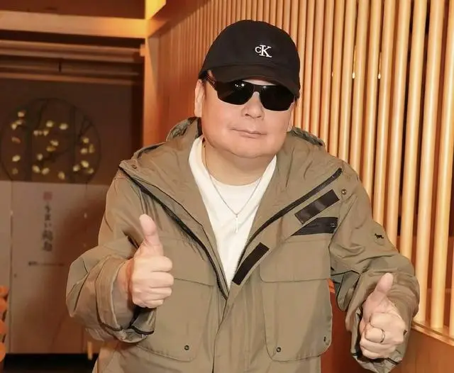 香港知名男星复出开演唱会，身材发胖到不敢认，说错话被封杀多年