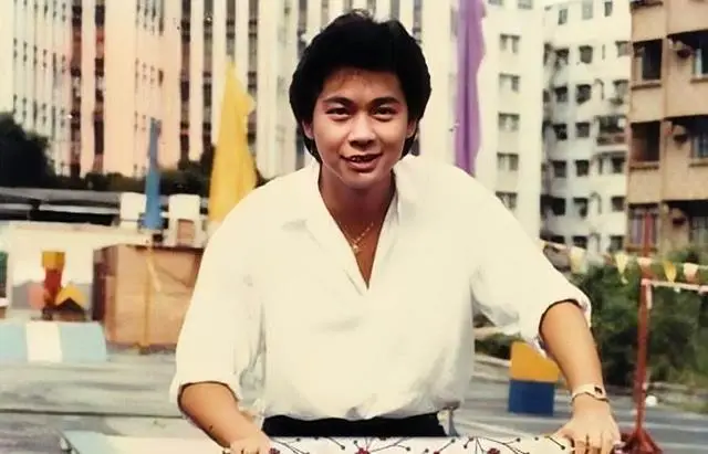 香港知名男星复出开演唱会，身材发胖到不敢认，说错话被封杀多年