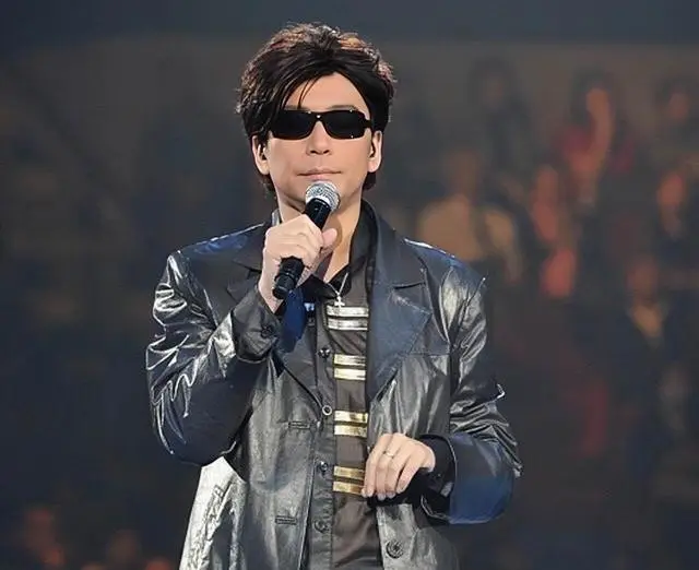 香港知名男星复出开演唱会，身材发胖到不敢认，说错话被封杀多年