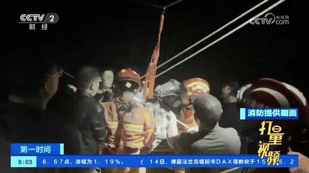 云南河口民警凌晨小区内救火（援手）
