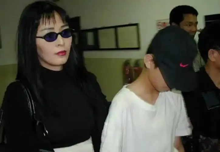 越扒越有！王祖贤开店后续，亲自为顾客服务，一句话暴露真实目的