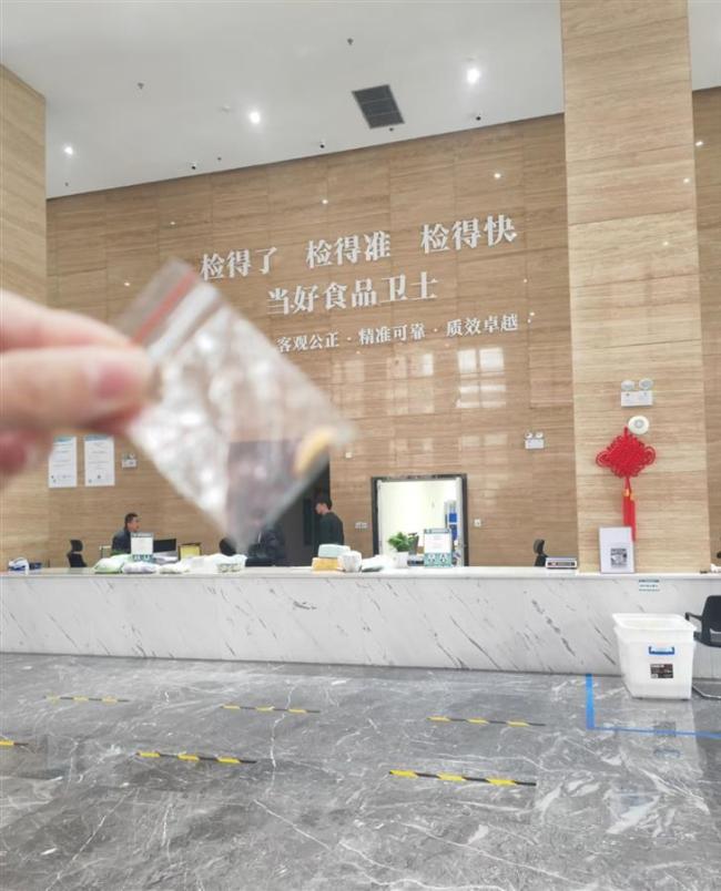 女子称在蛋挞中吃出“动物牙齿” 异物检测遇难题