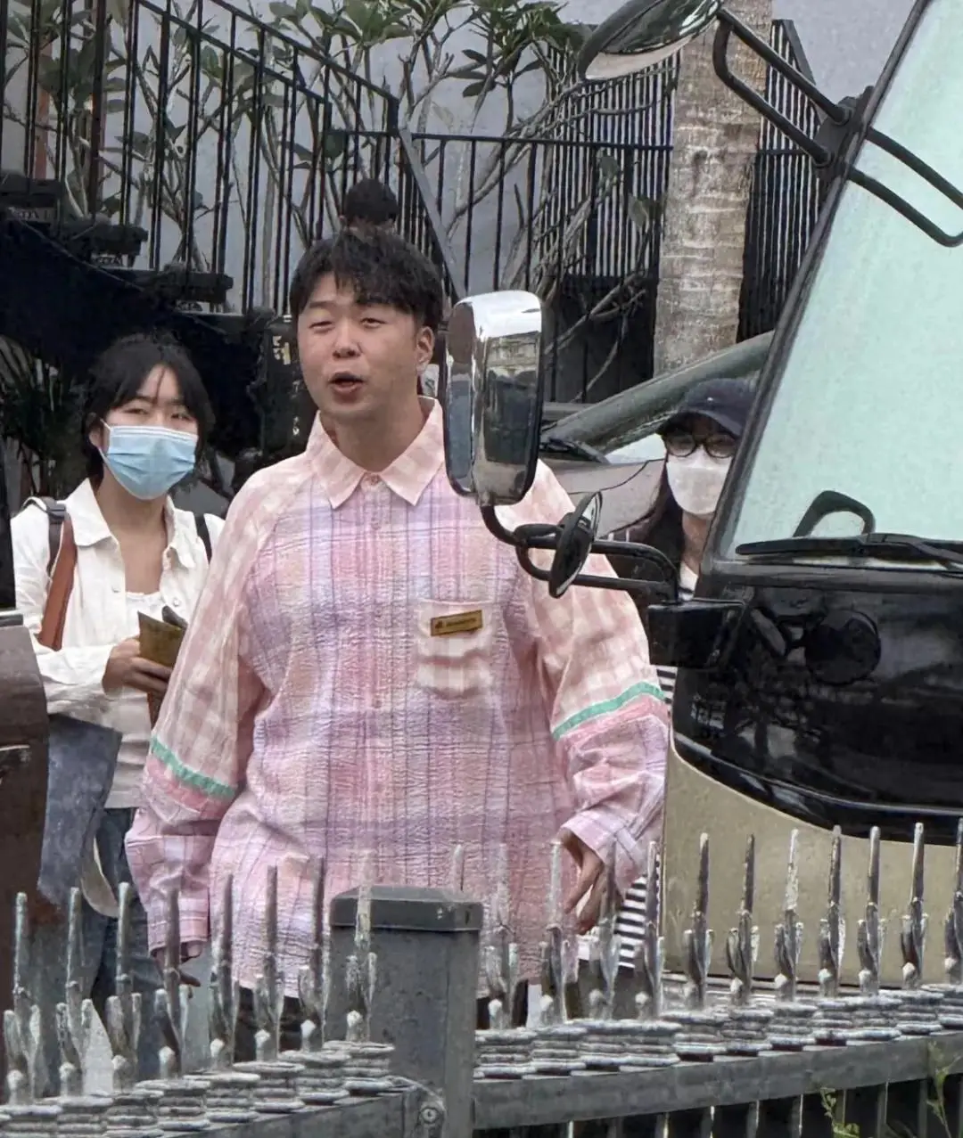 杜海涛探班老婆沈梦辰，与小孩合影好像一家三口，两人很喜欢小孩