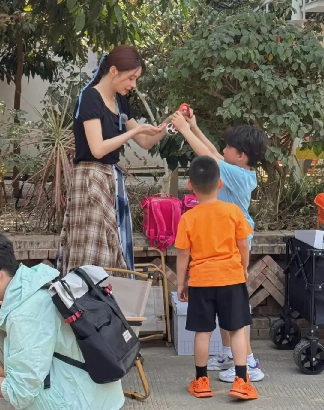 杜海涛探班老婆沈梦辰，与小孩合影好像一家三口，两人很喜欢小孩