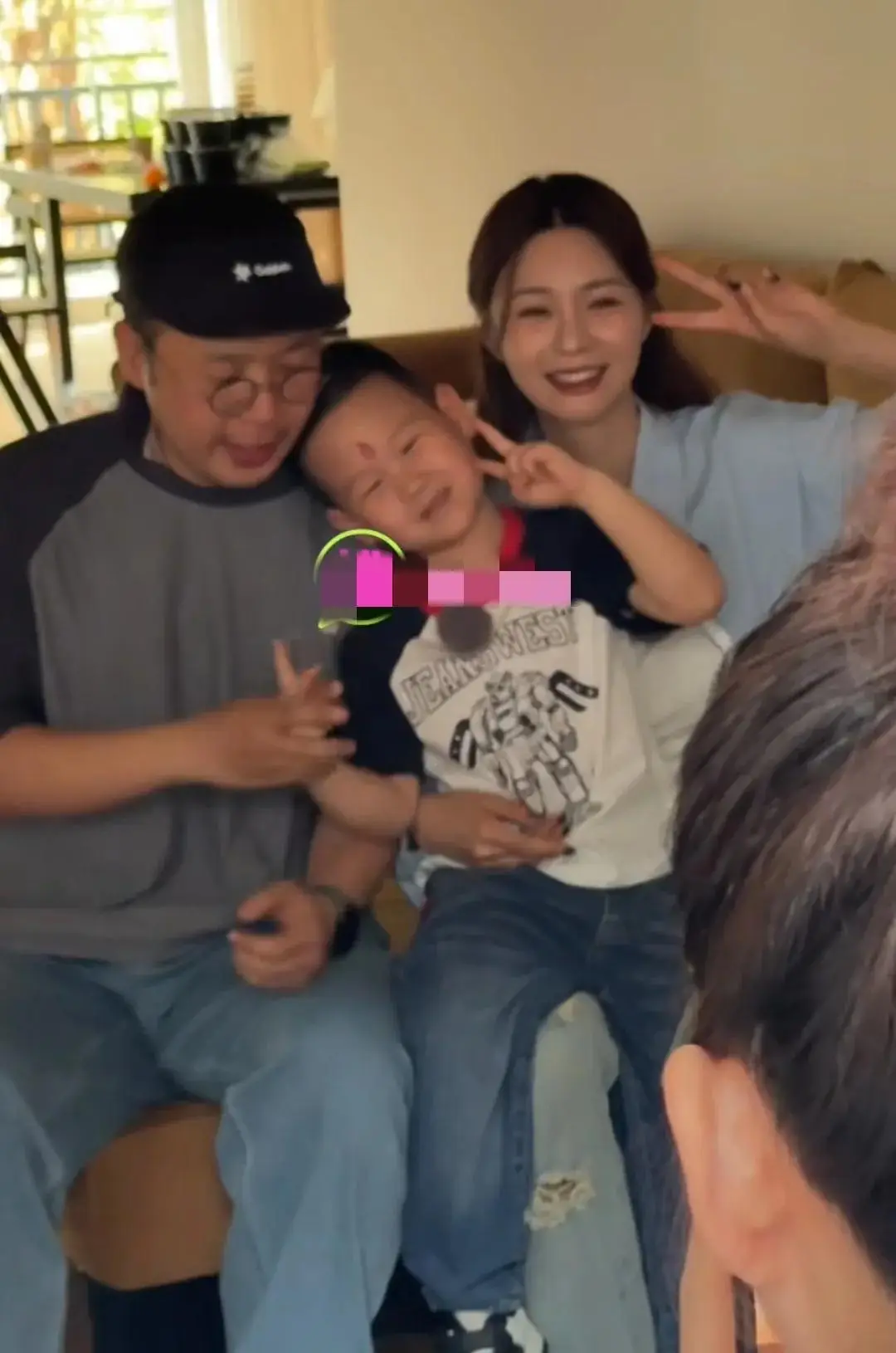 杜海涛探班老婆沈梦辰，与小孩合影好像一家三口，两人很喜欢小孩