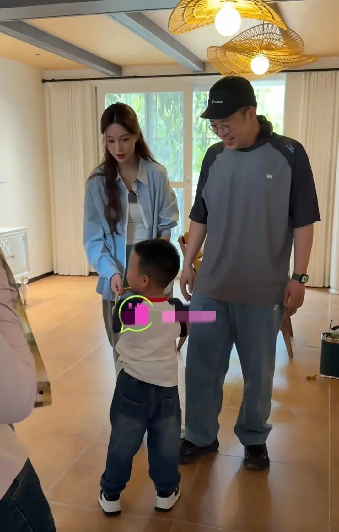 杜海涛探班老婆沈梦辰，与小孩合影好像一家三口，两人很喜欢小孩