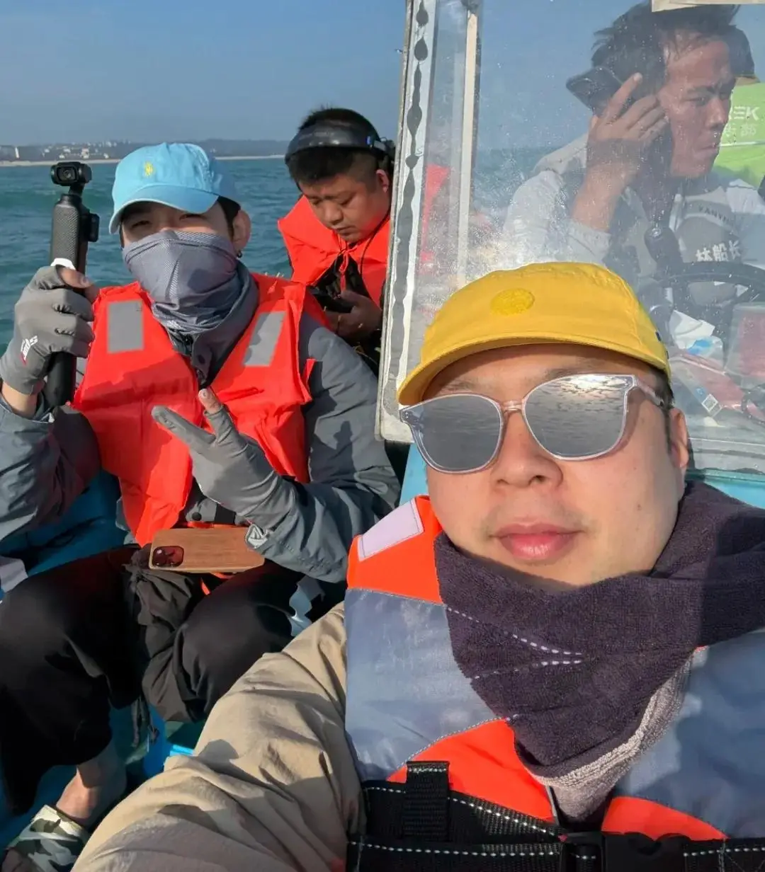 杜海涛探班老婆沈梦辰，与小孩合影好像一家三口，两人很喜欢小孩
