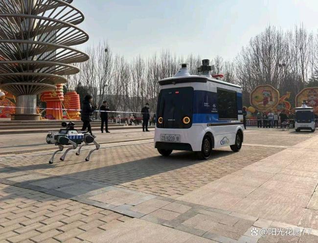 机器狗对战新型无人车 智慧巡逻新风尚