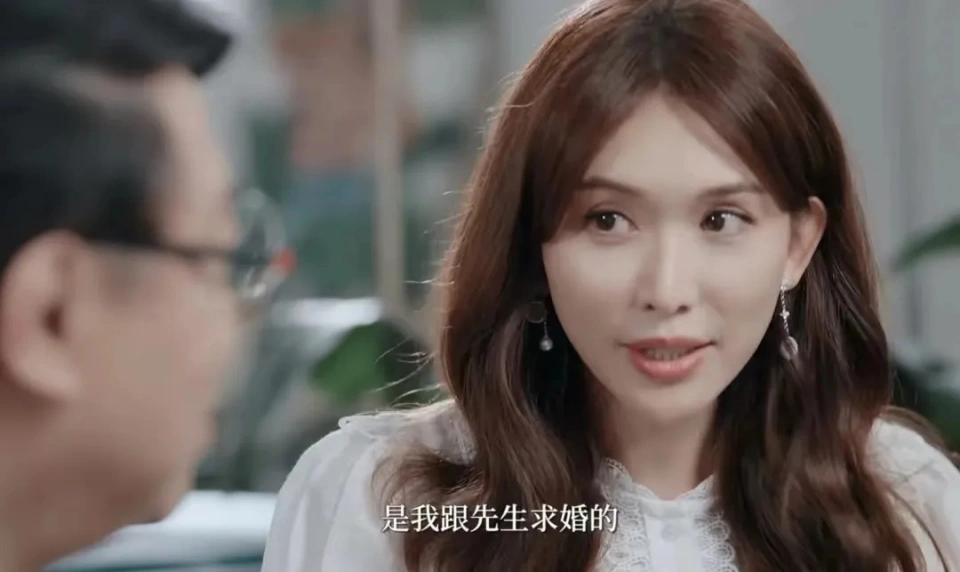 50岁林志玲黑丝短裙状态好，3年撕掉家暴传闻，黑泽良平还是靠谱