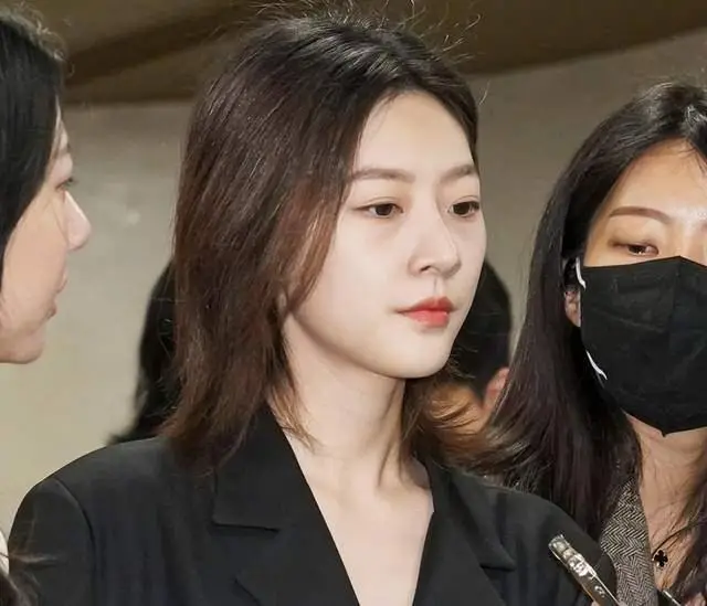 金秀贤还没出面，经纪人已被爆侵犯6位女孩，网友辣评：蛇鼠一窝