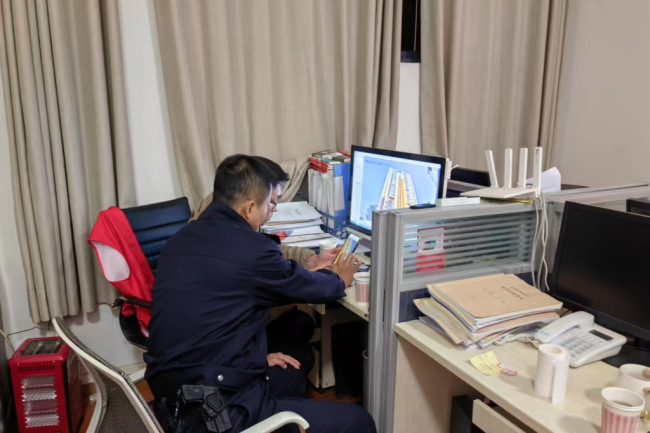猫碰掉钢管砸伤送水工 警方已调解 宠物意外引发关注