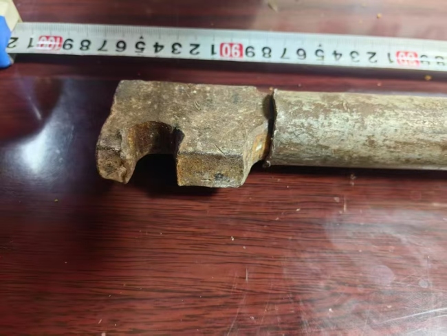 猫碰掉钢管砸伤送水工 警方已调解 宠物意外引发关注