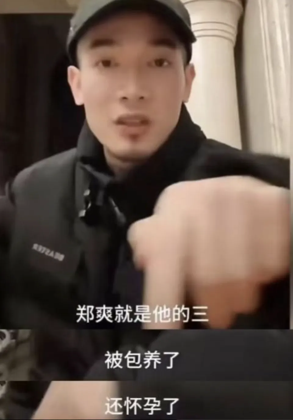 郑爽晒照回应生子传闻，和母亲游泳池玩水，美国ip曾爆料她快生了