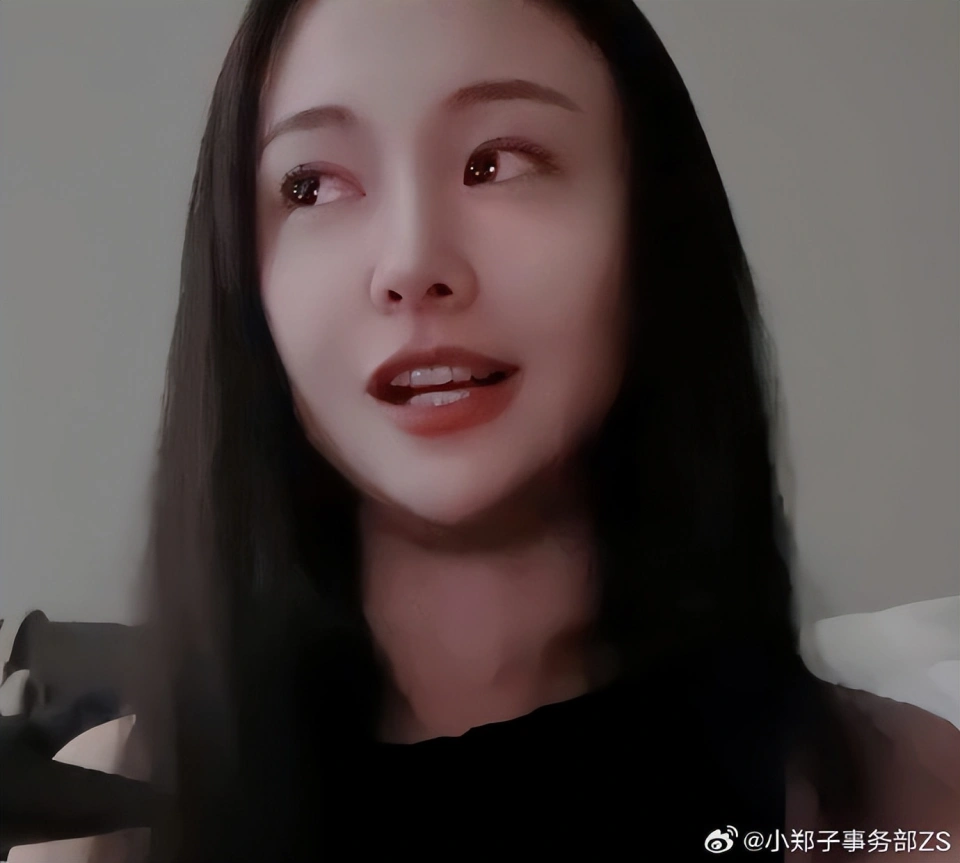 郑爽晒照回应生子传闻，和母亲游泳池玩水，美国ip曾爆料她快生了