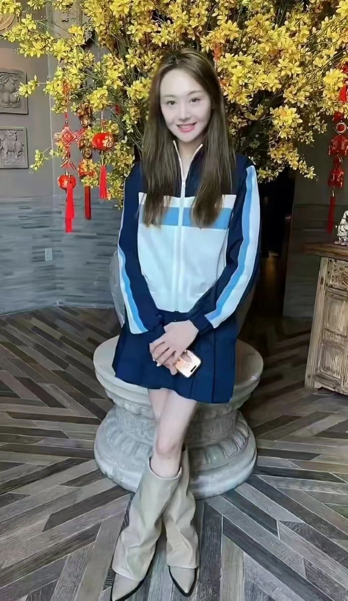 郑爽晒照回应生子传闻，和母亲游泳池玩水，美国ip曾爆料她快生了
