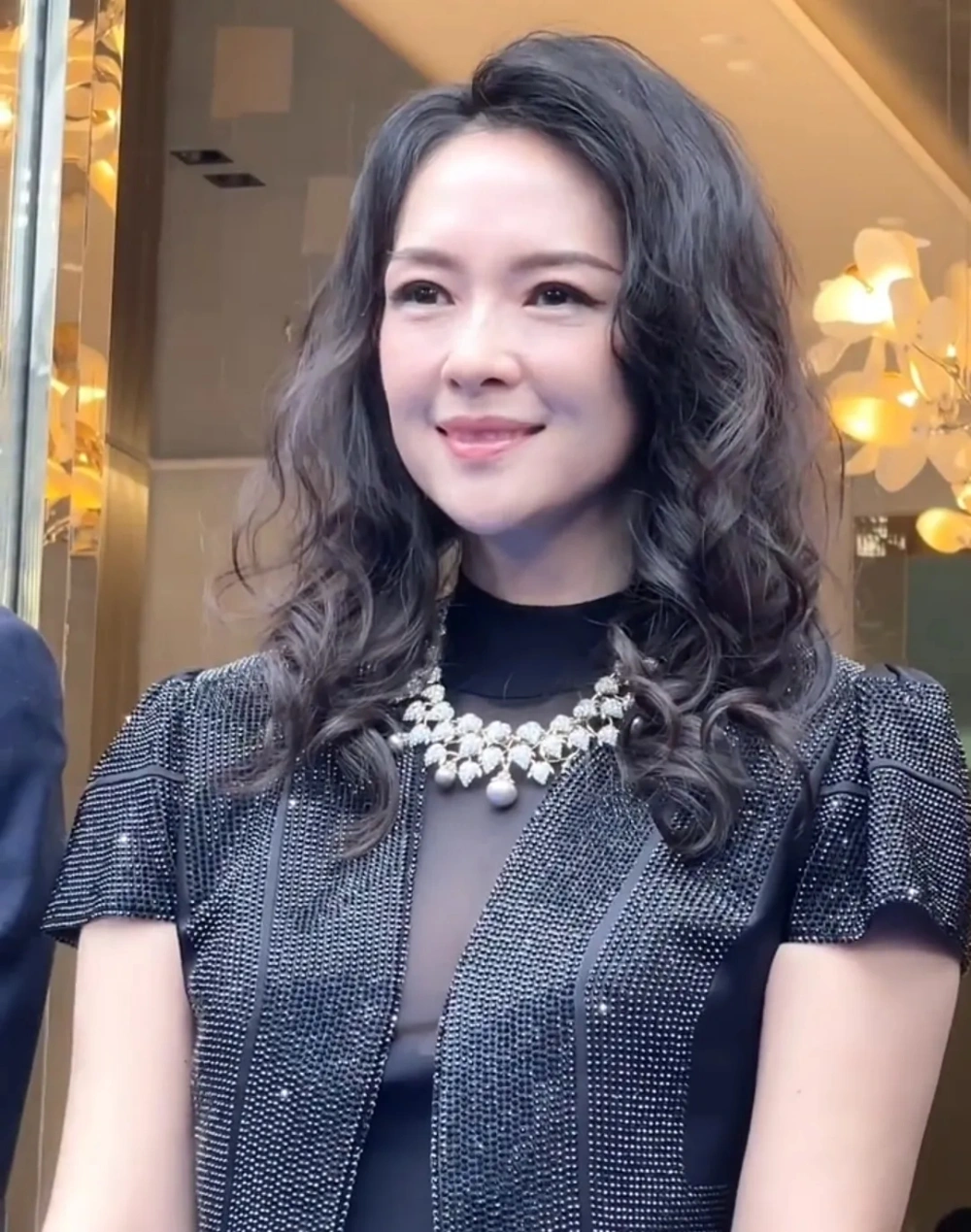 46岁章子怡出席活动，穿透视低胸装太俗气，医美过度断崖式衰老