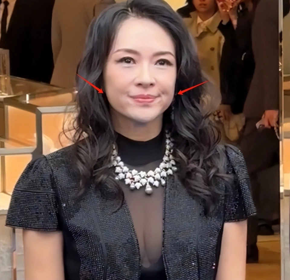 46岁章子怡出席活动，穿透视低胸装太俗气，医美过度断崖式衰老