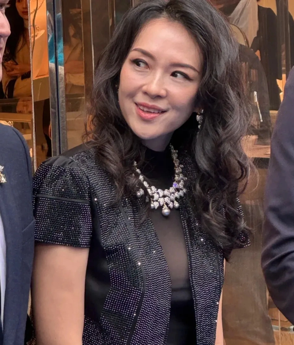 46岁章子怡出席活动，穿透视低胸装太俗气，医美过度断崖式衰老