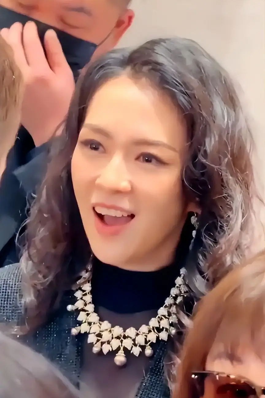 46岁章子怡活动照引争议！离婚后状态不佳太显老气