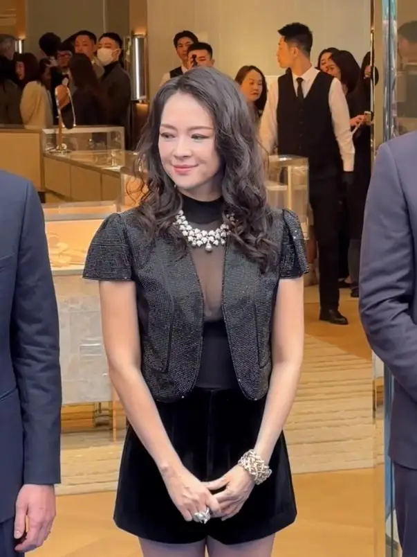 46岁章子怡活动照引争议！离婚后状态不佳太显老气
