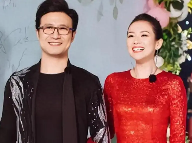 46岁章子怡活动照引争议！离婚后状态不佳太显老气
