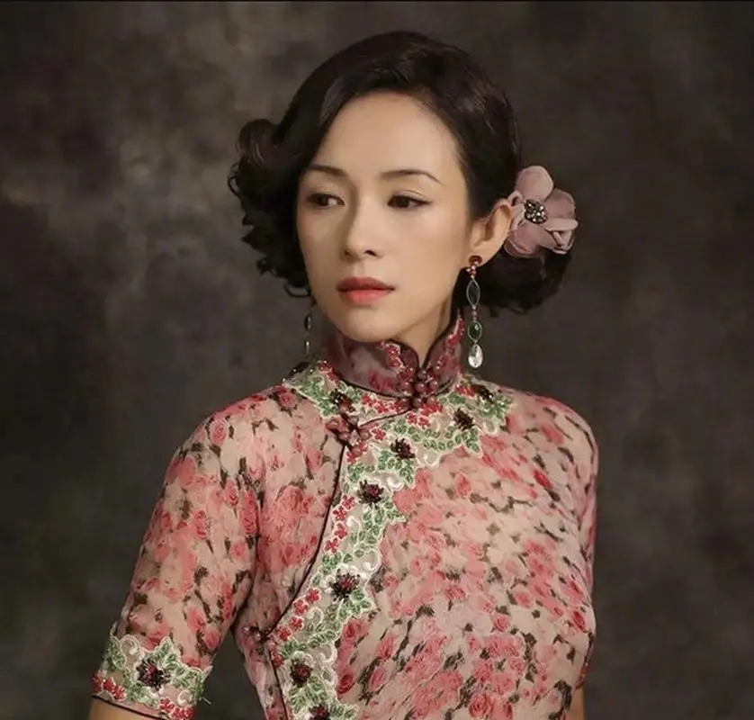 46岁章子怡活动照引争议！离婚后状态不佳太显老气
