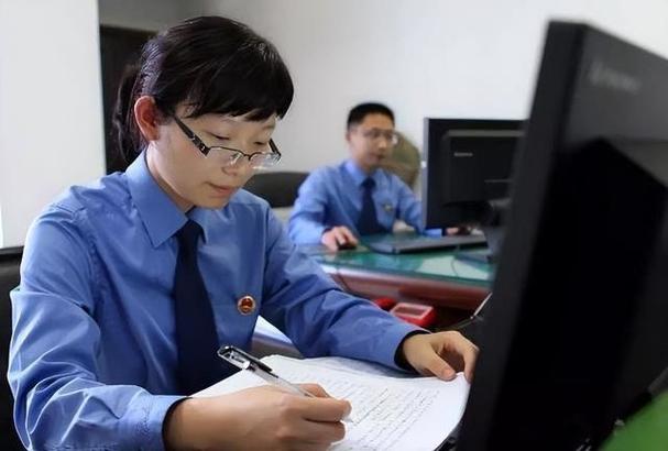 年末基层公务员的忙碌与坚守
