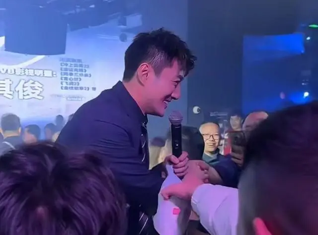 香港知名男星疑陷经济困难，创业摆摊卖鸡爪，晚上到酒吧唱歌赚钱