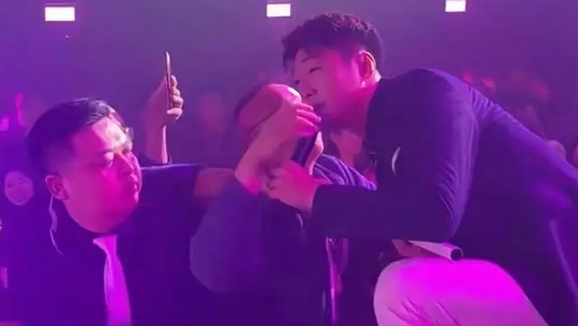 香港知名男星疑陷经济困难，创业摆摊卖鸡爪，晚上到酒吧唱歌赚钱