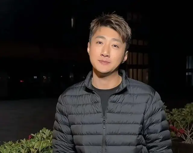 香港知名男星疑陷经济困难，创业摆摊卖鸡爪，晚上到酒吧唱歌赚钱