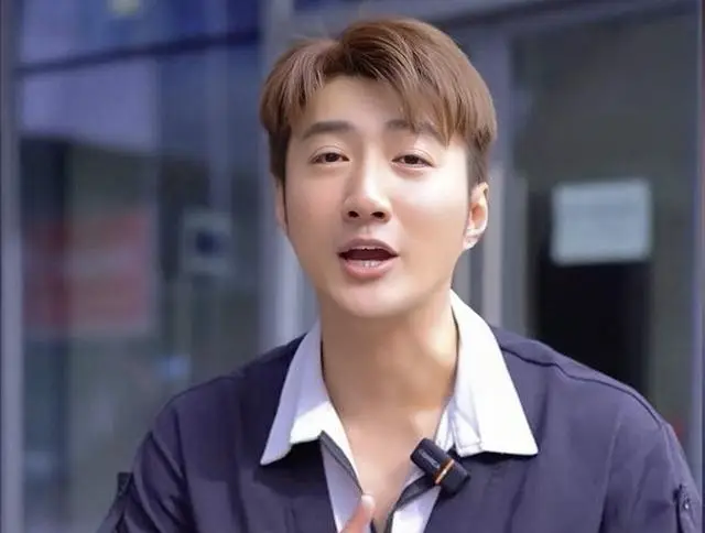 香港知名男星疑陷经济困难，创业摆摊卖鸡爪，晚上到酒吧唱歌赚钱
