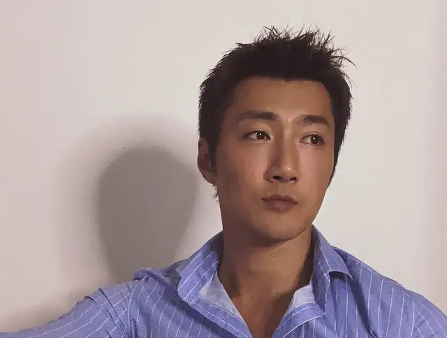 香港知名男星疑陷经济困难，创业摆摊卖鸡爪，晚上到酒吧唱歌赚钱