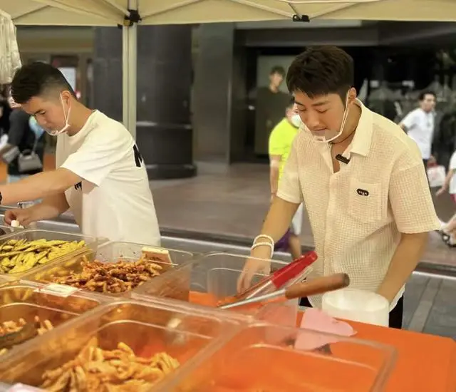 香港知名男星疑陷经济困难，创业摆摊卖鸡爪，晚上到酒吧唱歌赚钱