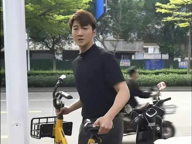香港知名男星疑陷经济困难，创业摆摊卖鸡爪，晚上到酒吧唱歌赚钱