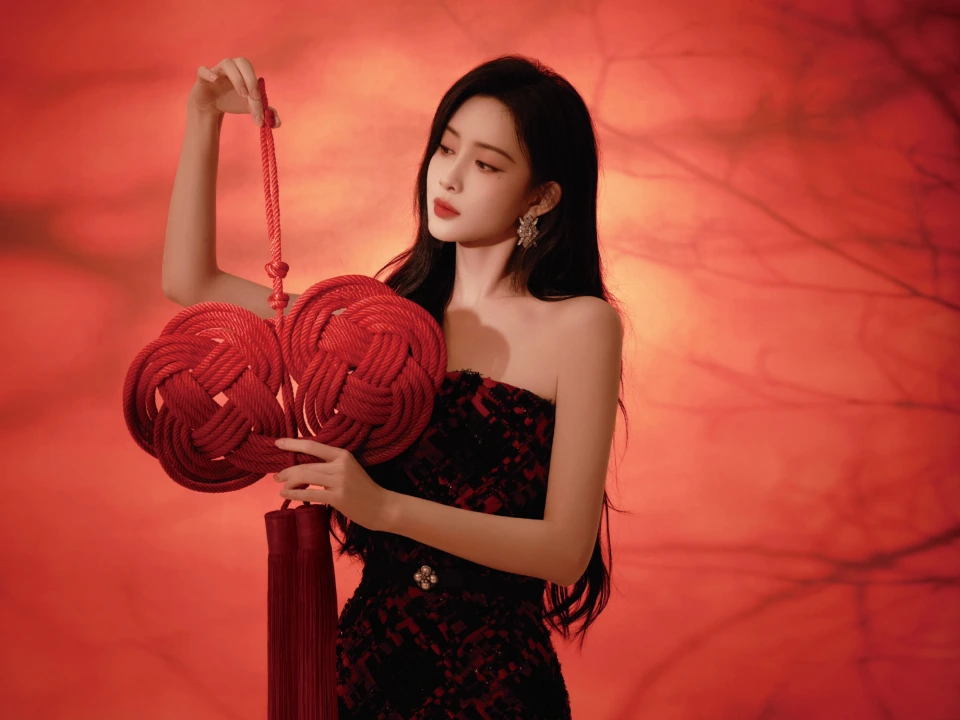 孟子义亮相米兰街头，皮衣短裙美得好显眼，这颜值真的太有竞争力了