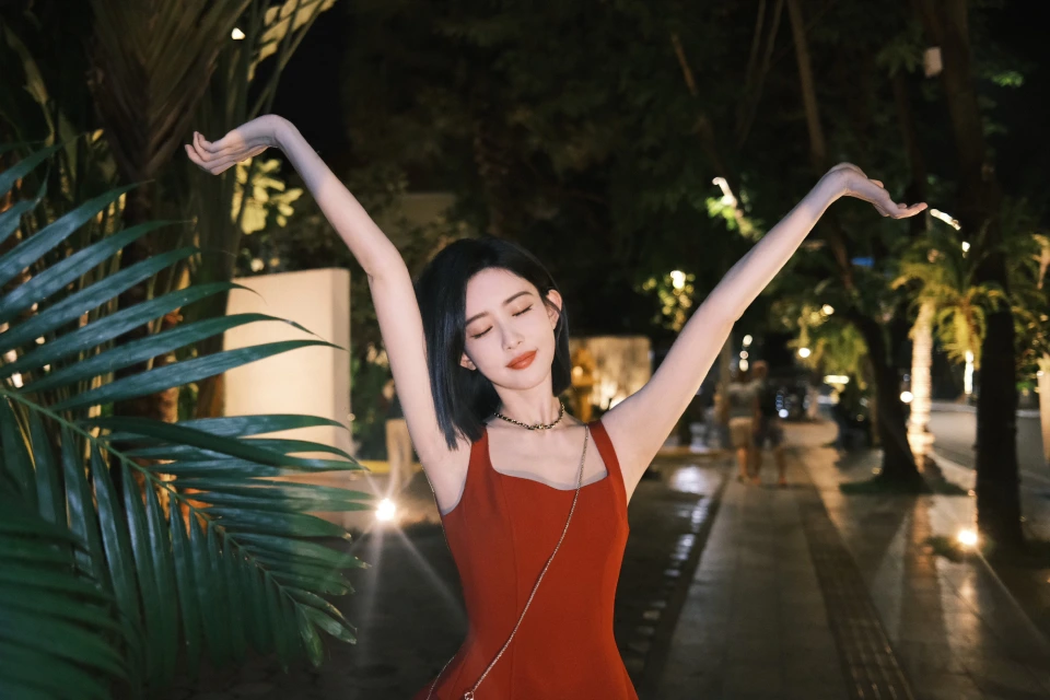 孟子义亮相米兰街头，皮衣短裙美得好显眼，这颜值真的太有竞争力了