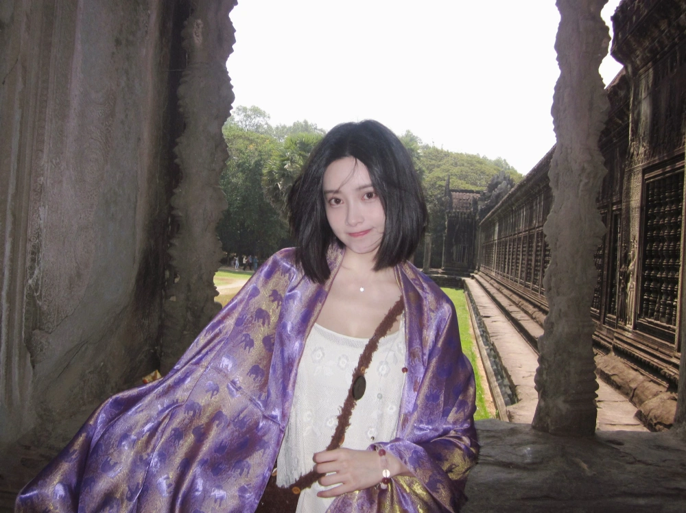 孟子义亮相米兰街头，皮衣短裙美得好显眼，这颜值真的太有竞争力了